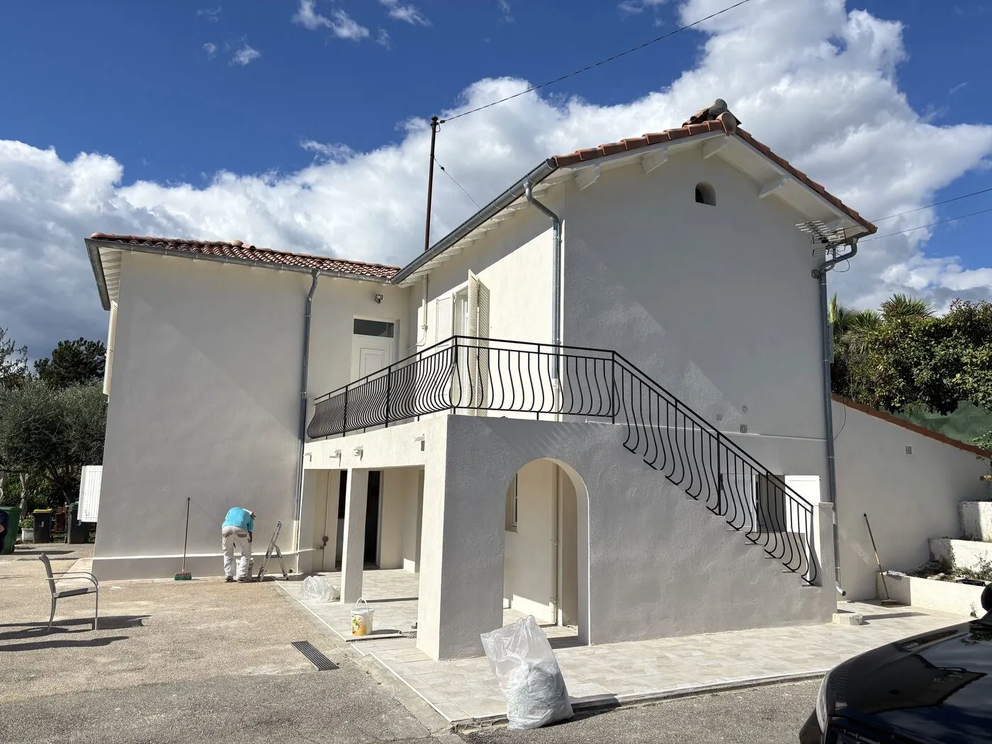 Façade de villa entièrement ravalée et repeinte en blanc
