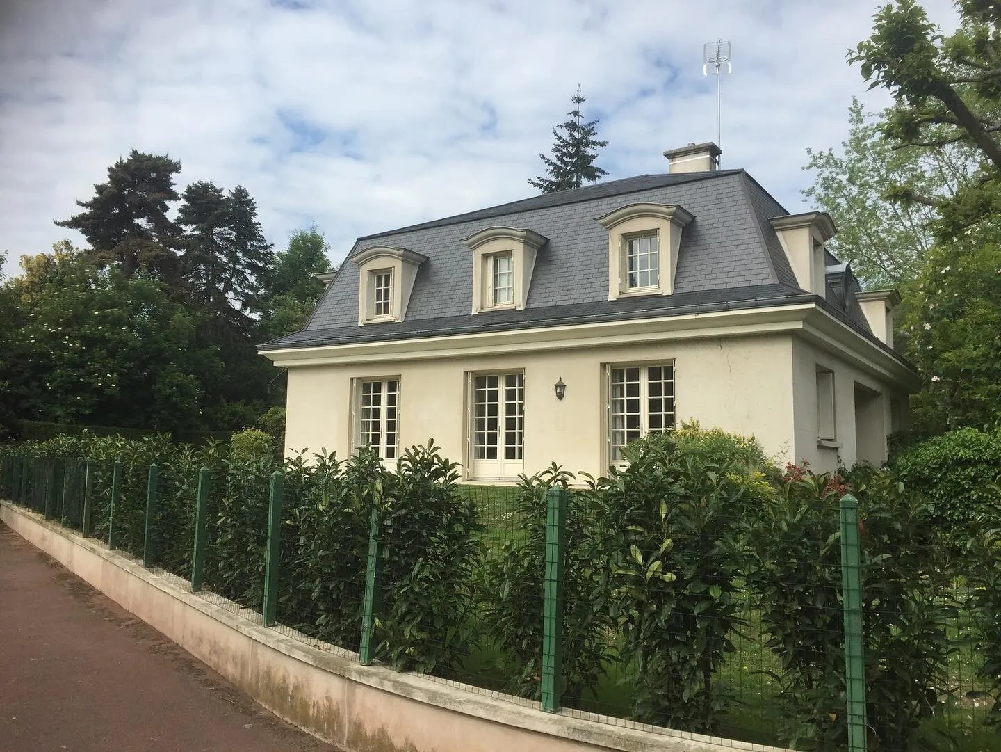Maison au toit en ardoise entretenu par Entreprise M.A